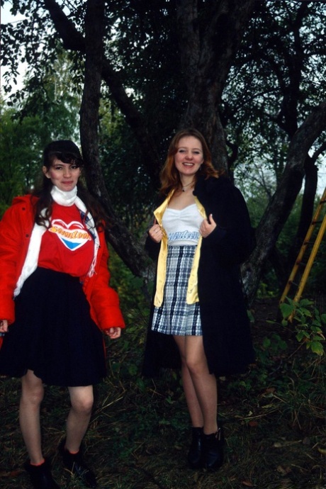 Nadja A et Lena K, deux jeunes filles à peine majeures, enlèvent leurs jolis sous-vêtements.