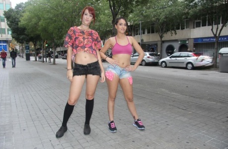 Latina putas compartir un beso en la calle antes de tener un 3some en un baño público
