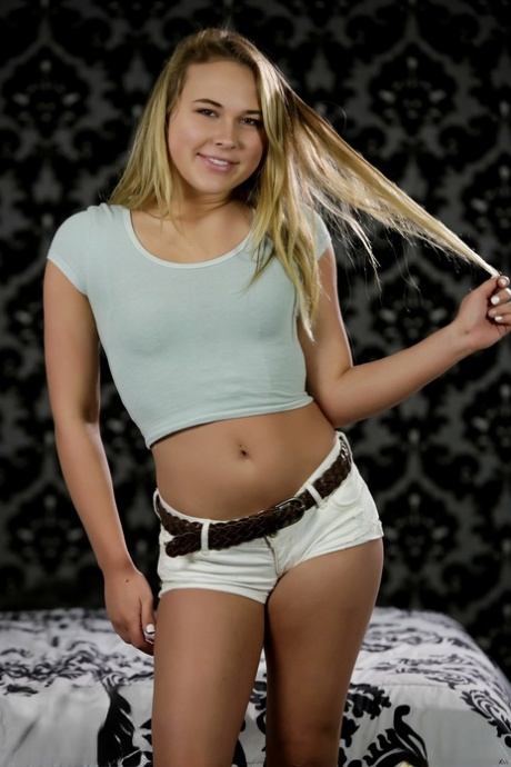 Søt tenåringsjente Alyssa Cole befrir seg fra booty shorts som hun stripper naken