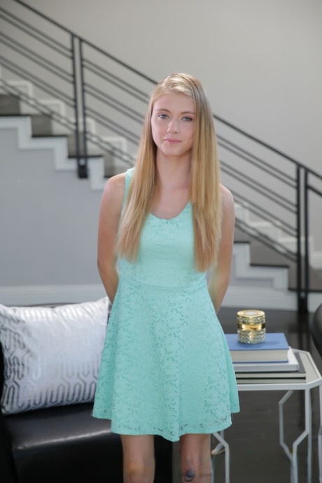 Drobna nastolatka Hannah Hays zdejmuje sukienkę i pociera cipkę na kanapie