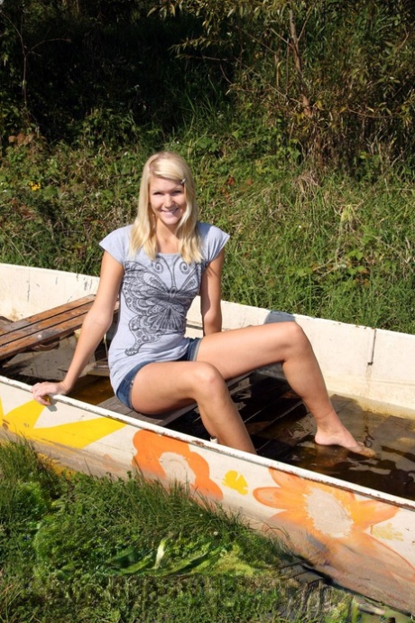 Blonde babe Nella B wil rustig masturberen en vindt verlaten plek per boot