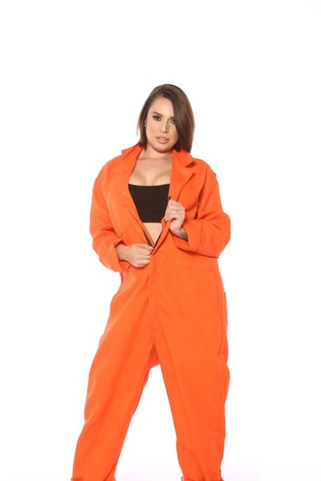 Latina gevangene Tori Avano ontdoet zich van oranje jumpsuit om haar getatoeëerde borsten te laten zien