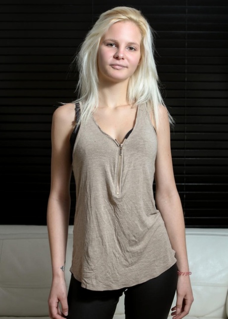 Bleg blond amatør PD Katy dækket af sperm efter missionær- og doggystyleknep