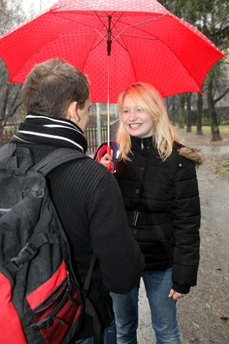 Schattige blonde tiener Monika I wordt geneukt door een nieuwe vriend & geeft hem een handjob