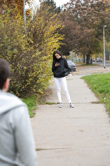 Brunetní teenagerka Miki Love jezdí na péru kluka, kterého právě potkala na ulici