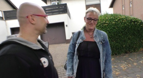 Sexy alt amatør Judith S forfører tatovert nabo for dampende suge & knulle