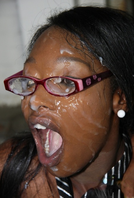 Fachura Murzyn Taylor Starr dostaje jej twarz i okulary Pokryte spermą
