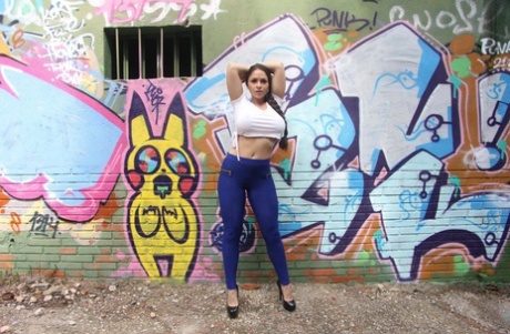 Riesige titted Latina Marta La Croft schält Spandex Hosen für großen Arsch Garten bang