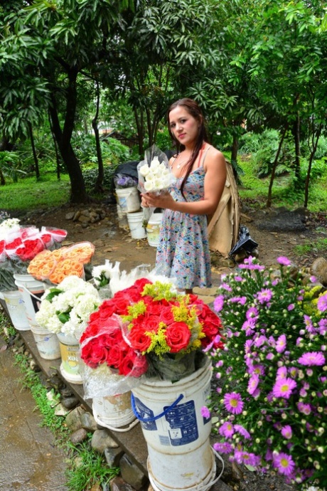 Inocente rapariga latina das flores despe-se e abre o rabo com luxúria