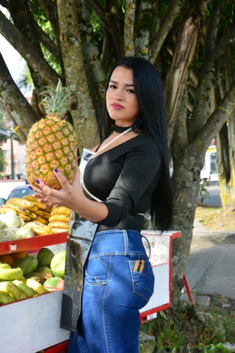 Une Colombienne amateur avec un gros cul et de gros seins s'accroupit nue pour s'étaler