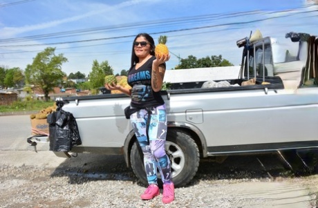 Latinoamerická prodavačka ovoce modeluje svůj bublinkový zadek a velké melouny v krajkovém prádle