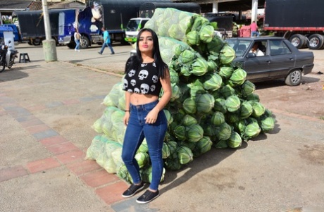 Latina slampa Julia Cruz suger av 2 killar hon träffade på grönsaksmarknaden