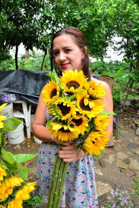 Unschuldiges Latina Blumenmädchen zieht sich aus und spreizt ihre freche Pussy