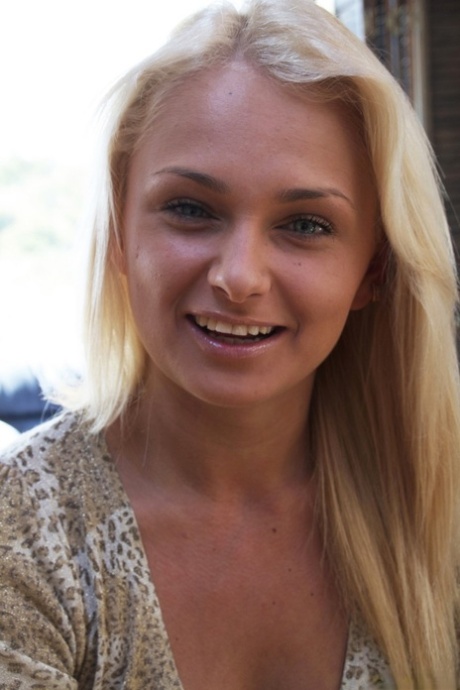 Blonde russiske Ivana Sukker strimler til henne sexy jean shorts og høye hæler