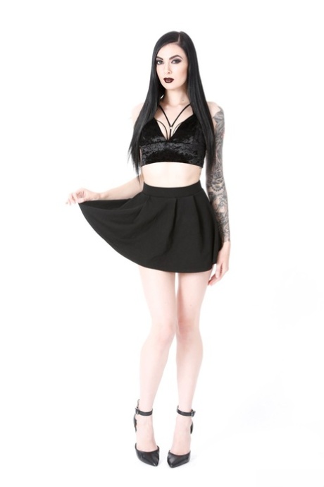 Goth beauty Marley Brinx