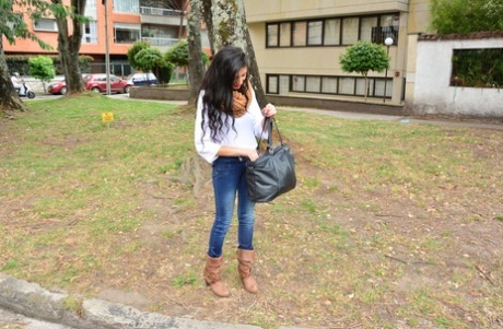 Attraktive Latina Penelope Perez posiert draußen in engen Jeans und Schal