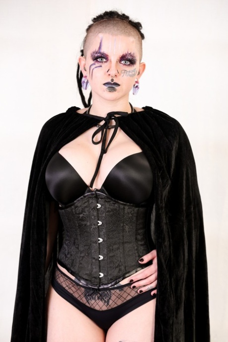 Luna Lavey, percée et encrée, se débarrasse de son corset de satin noir et étale son gros cul.