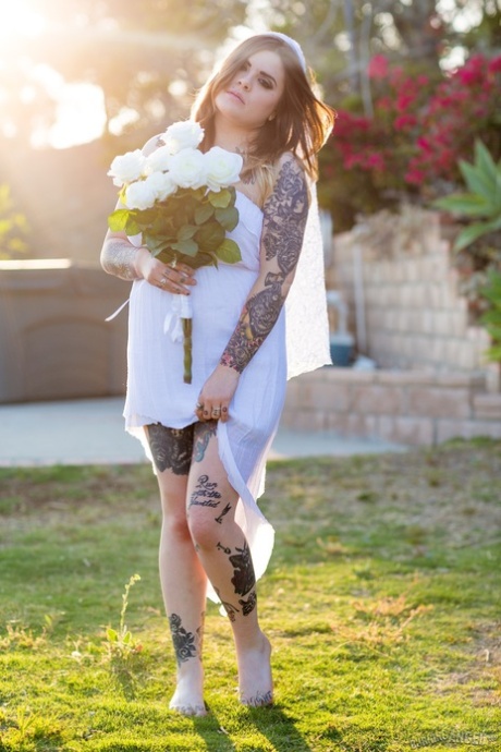 Una sexy sposa di campagna mostra le sue enormi tette tatuate e si spalma al sole del mattino