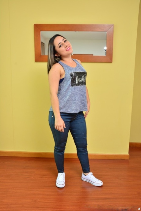 Latinamerikansk babe droppar hennes jeans för att visa upp sin rumpa & retar med små bröst