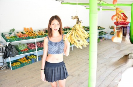 Drobná hnědovlasá latinskoamerická teenagerka v krátké sukni se dostane na trh