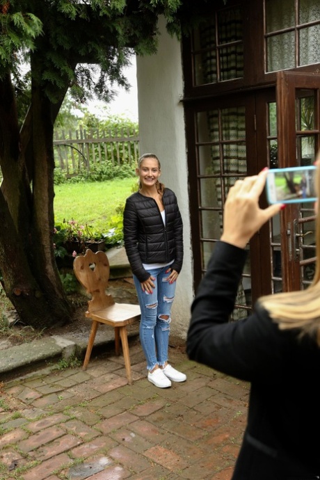 Jong blond meisjes Tiffany Tatum & Lucette mooi uitkleden voor elkaar op patio