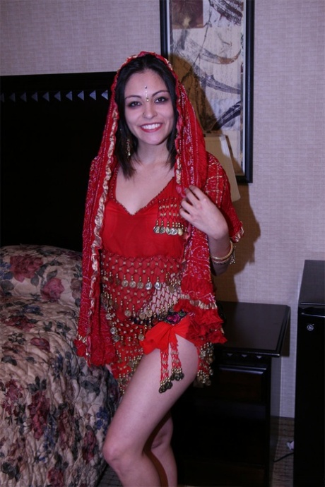 Úžasná indická tanečnice Mira odhaluje svá malá prsa a chlupatou kundu