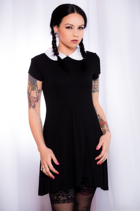 Nerco Nikki, de rabo de cavalo, é uma Wednesday Addams que se despe e se espalha