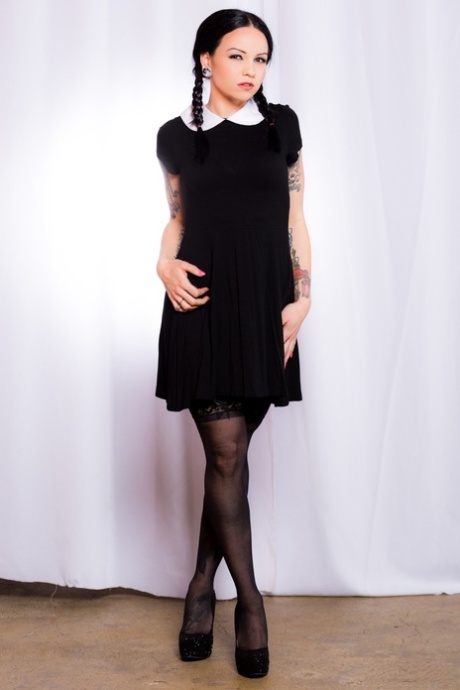 Pigtailed Nerco Nikki knistert als strippende & spreizende Wednesday Addams