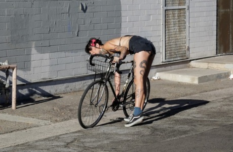 La chica tatuada Aayla Secura seduce y se folla al chico que le arregló la bicicleta