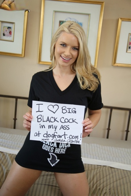 Blonde Amerikaanse vrouw Anikka Albrite spreidt zich uit voor een grote zwarte lul in haar kontje