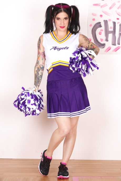 La cheerleader vampira con la coda di maiale Joanna Angel si spoglia per allargare il culo e attirare le vittime