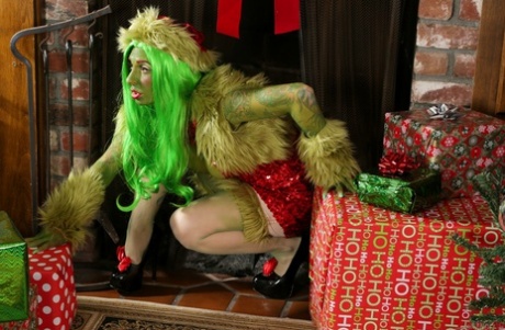 La ragazza emo di Natale Krissie Dee lecca le palle e si fa il viso in calze a strisce