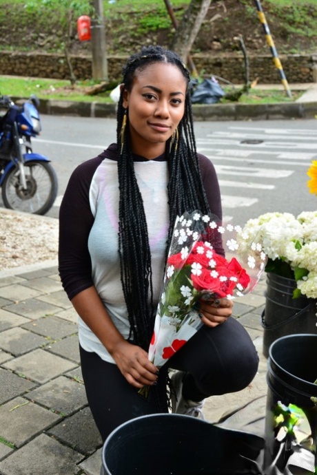 Ebony med dreads och massiv tatuerad rumpa som retas på barstolen