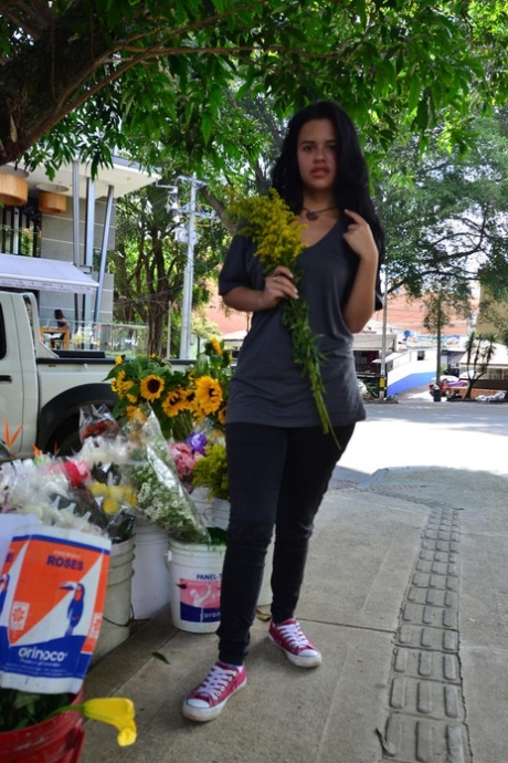 Junge Latina zeigt ihren perfekten Hintern und ihre kahle Fotze nach einem Morgenkaffee