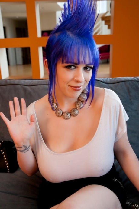 La sexy ragazza fetish dai capelli blu Larkin Love gioca, soffia e gode di una scopata POV bollente