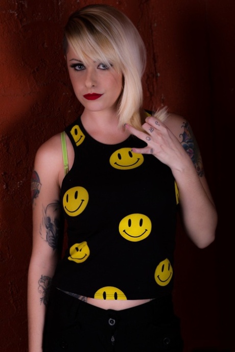 Татуированная блондинка Николь Малис демонстрирует свои пышные сиськи и тугую киску