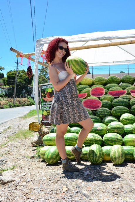 Rødhåret jente med små pupper viser frem sin trimmede fitte søt som en vannmelon