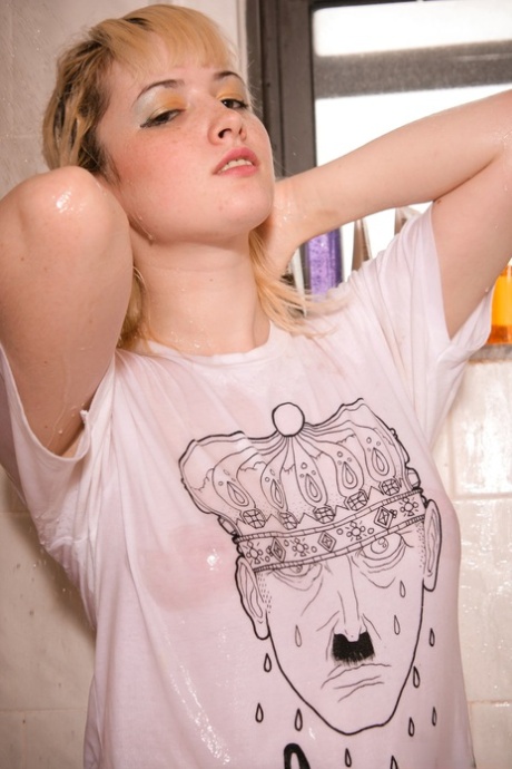 Fetish Tiener peels nat t-shirt om alle natuurlijke grote tieten in de douche te laten zien