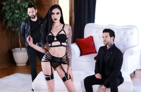 Marley Brinx en un trío inmobiliario con doble penetración