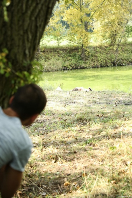 チェコの十代のナオミ・ベネットは盗撮を見て、水によって足を広げることを決定します