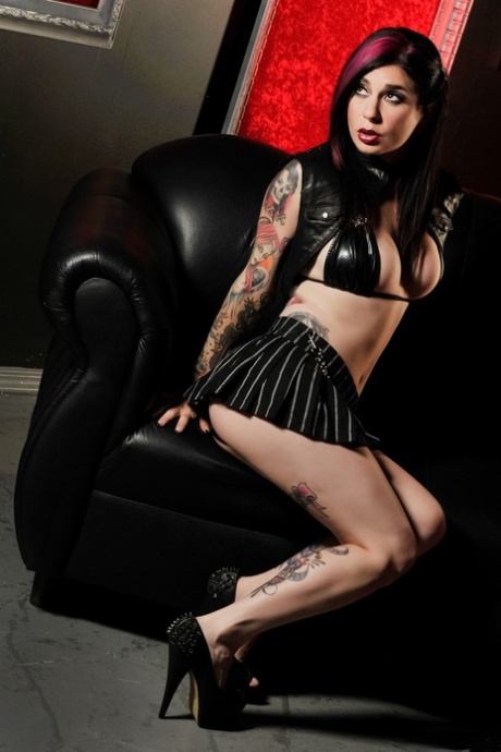 Rookgeil punk noir model Joanna Angel spreidt kutje topless in kort rokje