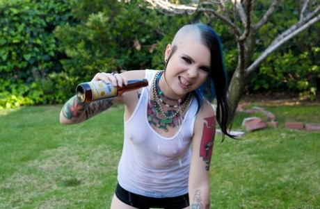 Kleine punk beauty Tara Toxic wordt in haar kutje gelikt & geneukt & krijgt een cumshot