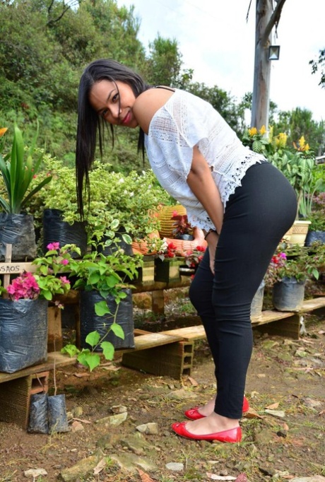La splendida colombiana Andrea Flores mostra le sue tette sode e il suo sedere rotondo