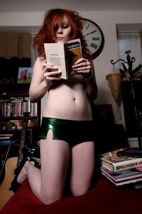 La rousse amateur Misti Dawn se masturbe en solo sur son lit.