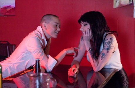 Puchata emo dziewczyna Kelly Chaos otrzymuje gorące pocieszenie od lesbijskiej barmanki Jiz Lee