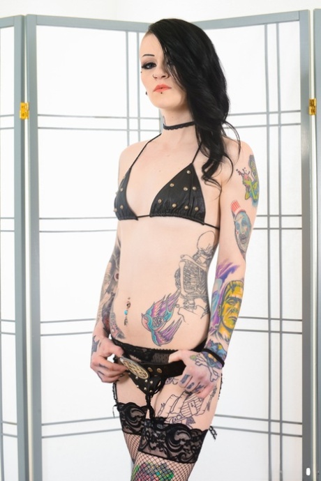 A rapariga punk tatuada Mallory Maneater abre-se nua para mostrar o seu clítoris carnudo