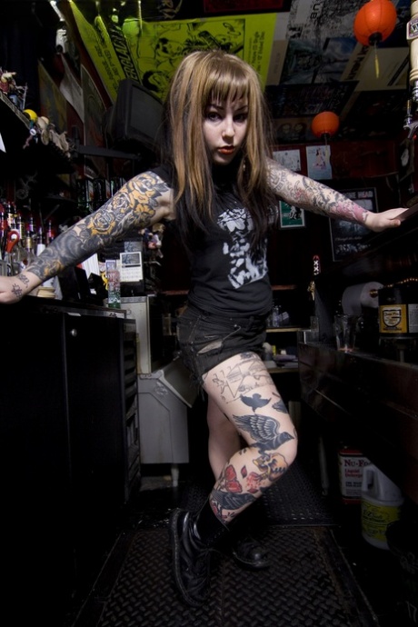 Berusad tatuerad snygging med stor röv och bröst använder en flaska för att onanera