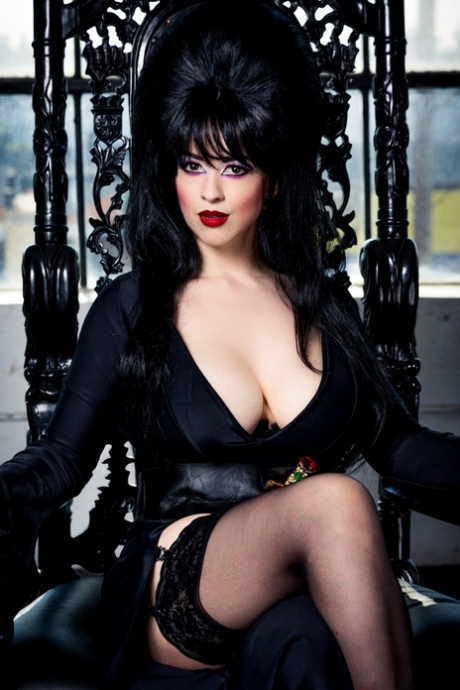 La dark mistress fetish Larkin Love vi offre le sue grandi tette ad Halloween