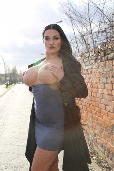 Smuk sorthåret tysk MILF afslører svulmende og massive store bryster udendørs