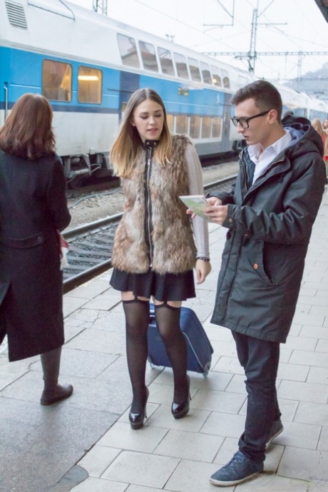 Krásná mladá ruská cestovatelka svádí svého hostitele kouřením a sexem na gauči
